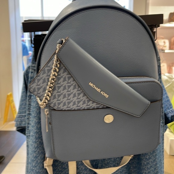 MICHAEL KORS Maisie Medium Pebbled Leather 2-in-1 Backpack
Denim 
NWT - Picture 1 of 16